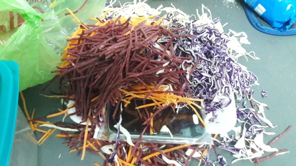 Intentó pasarle a su hijo preso, un celular oculto en una ensalada | Actualidad