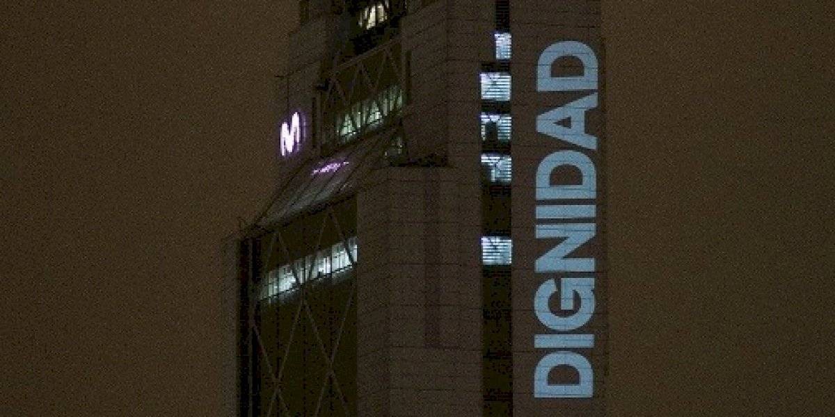 Chile: se viralizó una intervención con la palabra "Dignidad" la Torre Telefónica de Santiago | Internacionales