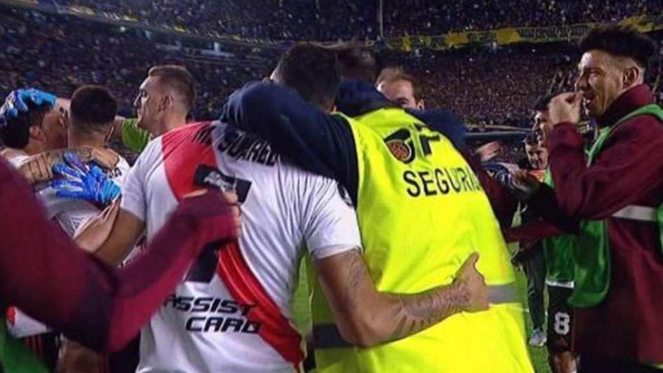 Echaron a un personal de seguridad que festejó con los jugadores de River | Deportes