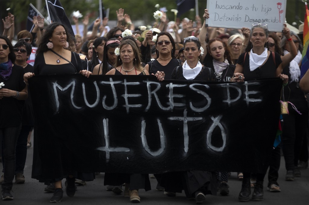 Chile: las mujeres de luto, una protesta silenciosa que se suma los reclamos masivos | Internacionales