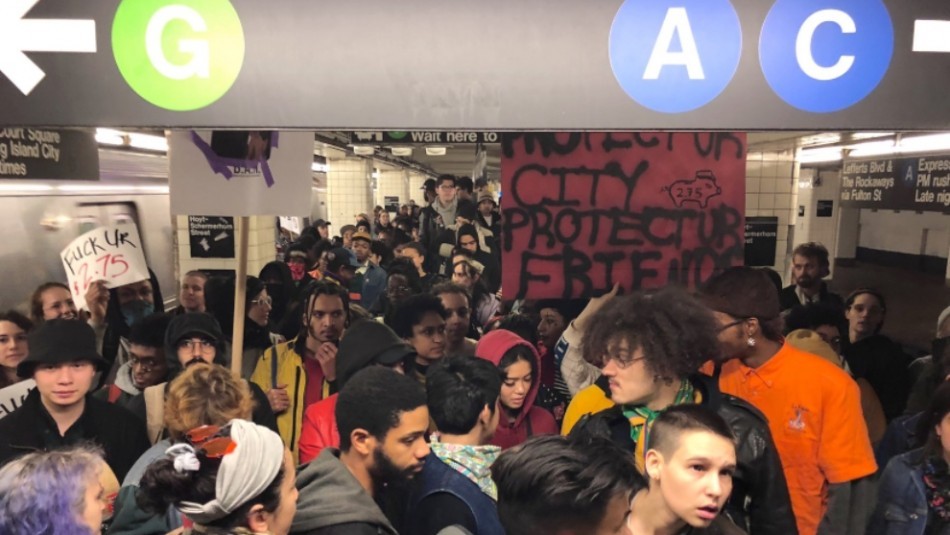 Nueva York: jóvenes protestan en el subte por la violencia policial | Internacionales