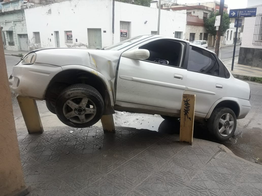 Choque en Güemes: un auto se subió a la vereda y casi termina en un negocio | Córdoba