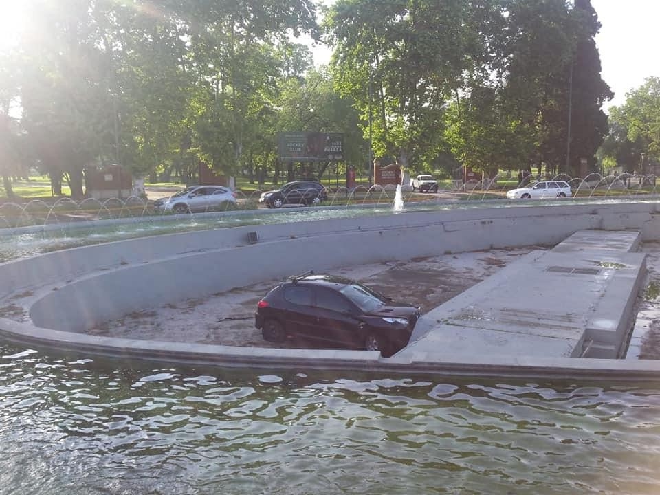Choque insólito: no vio la rotonda y terminó adentro de la fuente | Actualidad