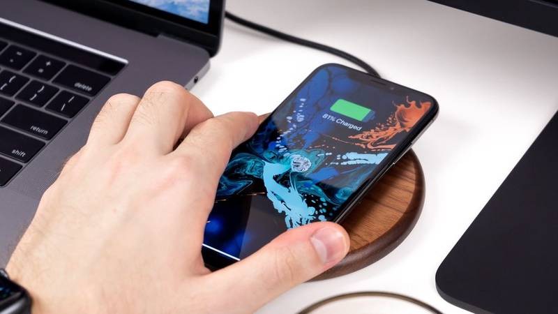 Perú: un joven murió electrocutado por usar el celular mientras lo cargaba | Internacionales