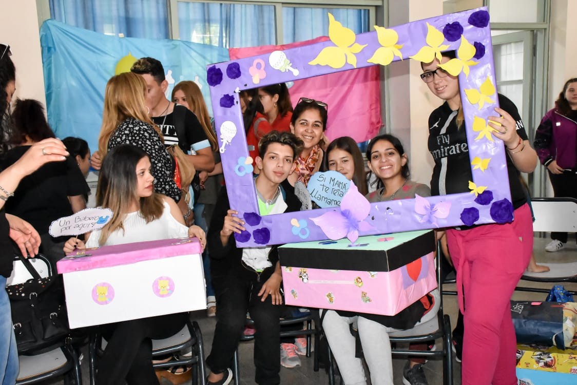 Egresados solidarios: alumnos de cinco escuelas sanjuaninas colaboraron con jóvenes futuras mamás | Actualidad