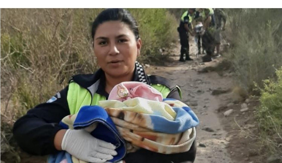 Rescate en la montaña: policías salvaron a una recién nacida con principio de hipotermia | Actualidad