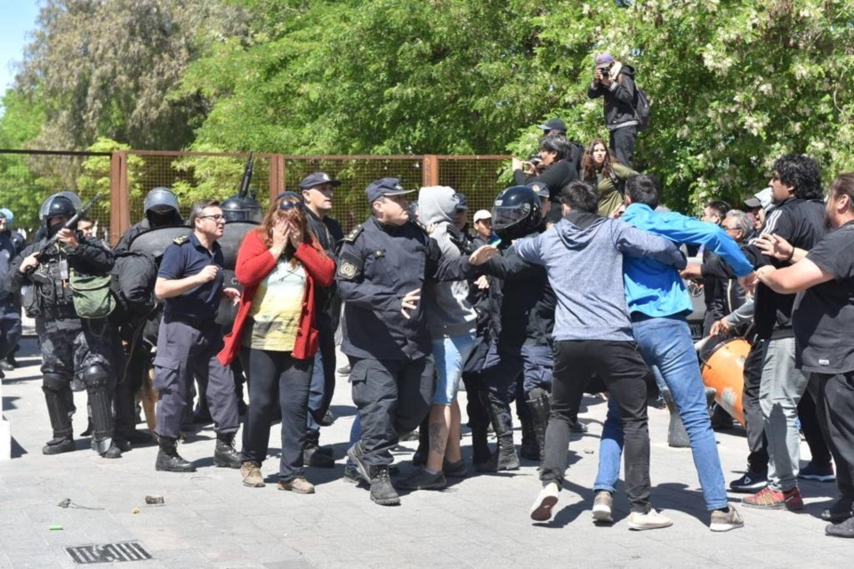 Chubut: tras 80 días sin clases, detuvieron al líder de un gremio docente y hubo incidentes | Actualidad