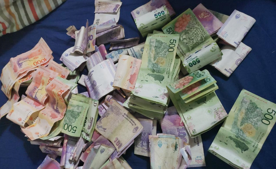 Neuquén: un periodista encontró casi medio millón de pesos en un maletín y lo devolvió | Actualidad