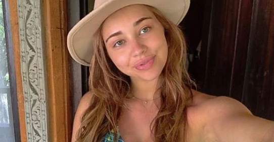 Una modelo de 23 años se enteró que estaba embarazada cuando dio a luz en el baño | Curiosidades