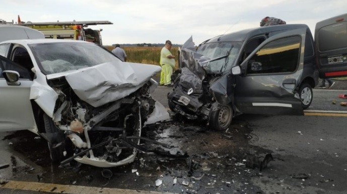 Mueren dos hombres y una mujer embarazada de 8 meses en un choque frontal | Actualidad