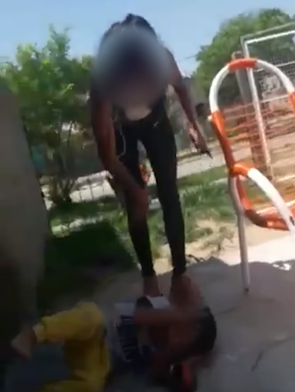 Brutal video de una mujer que le pega a su hijo de dos años: "Te voy a dejar en coma" | Actualidad