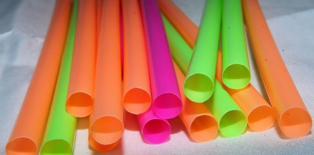 Prohíben la "entrega, uso y expendio" de sorbetes en la ciudad de Buenos Aires | Actualidad