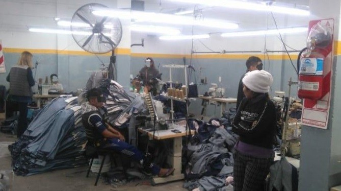 Allanan taller clandestino y liberan a 14 personas que eran explotadas | Actualidad