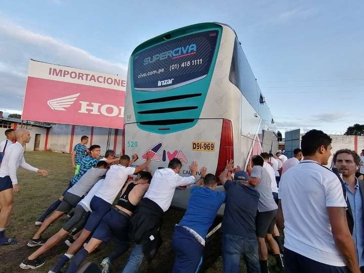 Los campeones de Perú tuvieron que bajarse del micro para empujarlo | Deportes