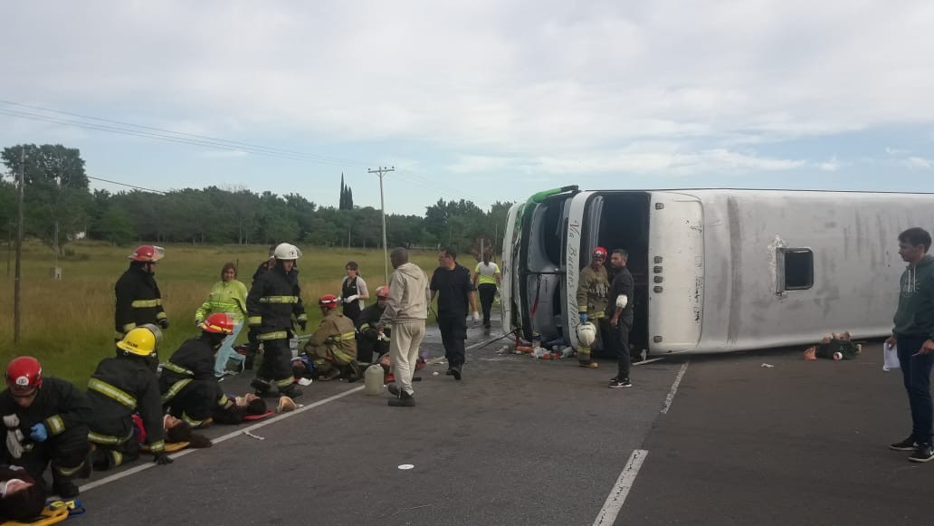 Volcó un micro en la Ruta 2: murieron dos nenas y hay al menos 30 heridos | Actualidad