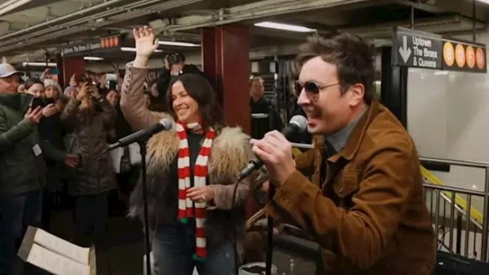 Video: el recital secreto de Alanis Morissette y Jimmy Fallon en el subte de Nueva York | Espectáculos