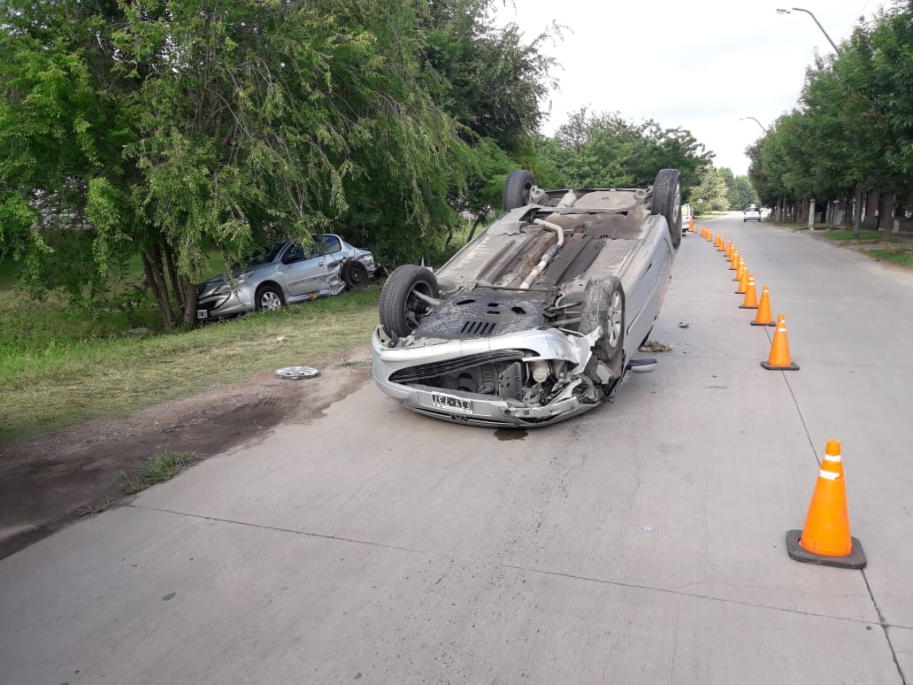 Impactante choque entre dos autos en colectora: uno terminó bajo un árbol | Córdoba
