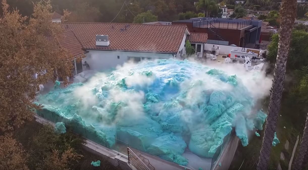 Video impactante: un volcán de espuma gigante explotó en el patio de una casa | Internacionales