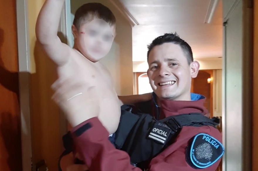 Policía héroe: atajó a un nene con Síndrome de Down que se cayó de un primer piso | Actualidad
