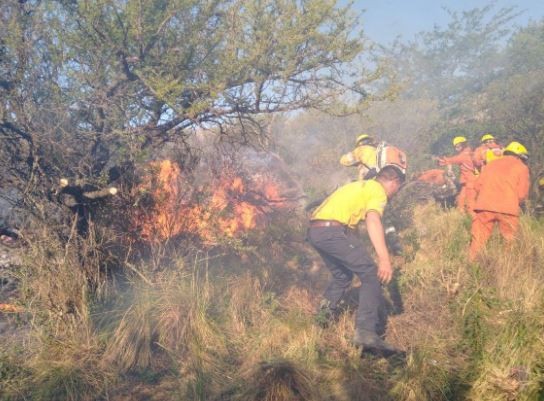 Bomberos combaten incendios en La Paz y Capilla del Monte | Córdoba