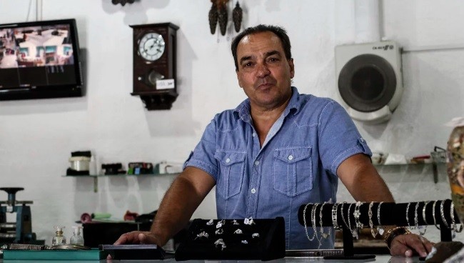 "El Ladrón del Siglo" Vitette quiso presentar su libro en el país pero no lo dejaron | Actualidad