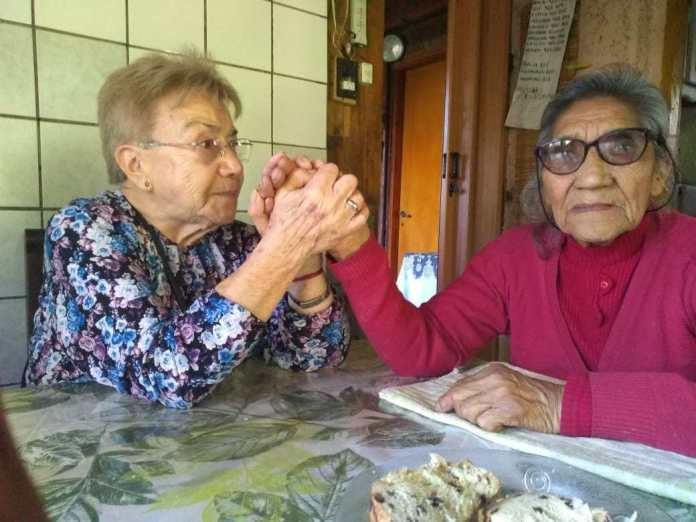 Pura emoción: dos amigas se reencontraron después de 70 años | Actualidad