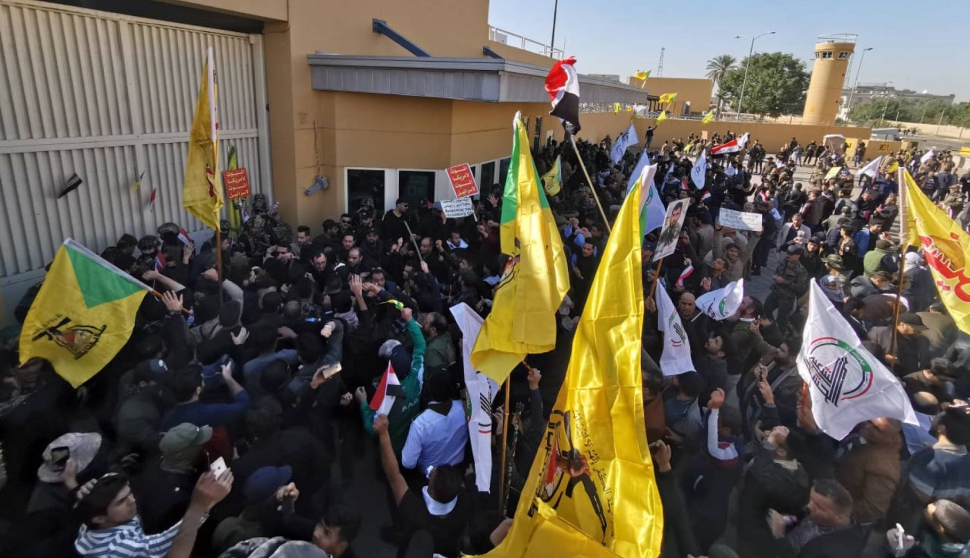 Manifestantes atacan la embajada de EE.UU. en Irak tras bombardeos a grupo pro-iraní | Internacionales