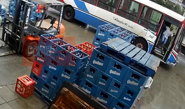 VIDEO: bajó del colectivo, se robó un cajón de cerveza y volvió a subir en segundos | Actualidad