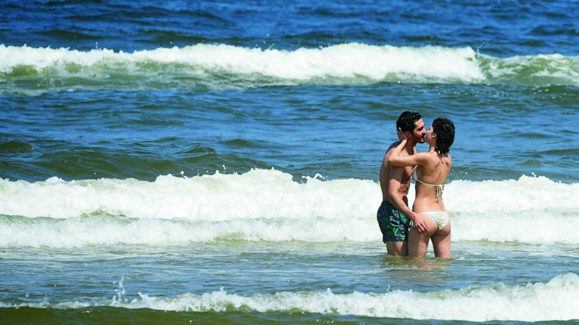 El Chino Darín y Úrsula Corberó, enamorados en el mar: besos y manito indiscreta | Espectáculos