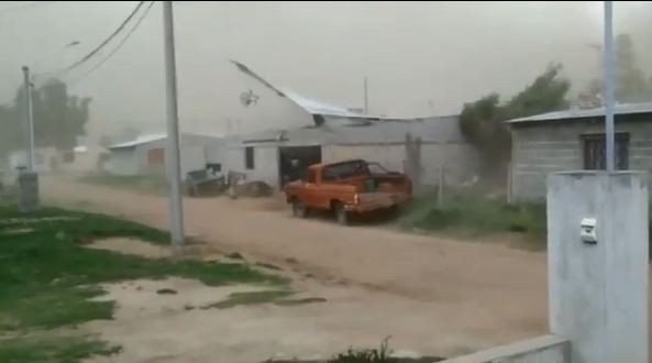 VIDEO | Viento y granizo en el sur cordobés: en segundos voló el techo de una casa | Córdoba