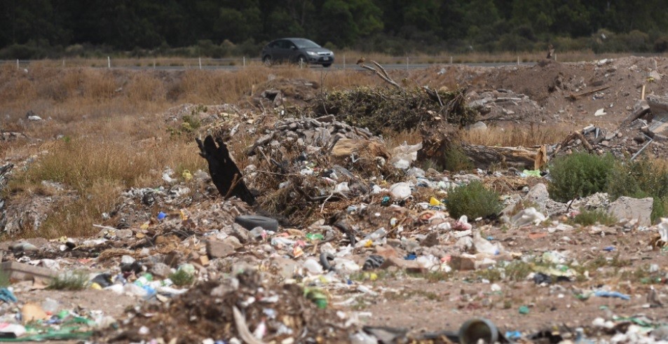 Violaron y enterraron vivo en un basural a un hombre que habría abusado de una joven | Actualidad