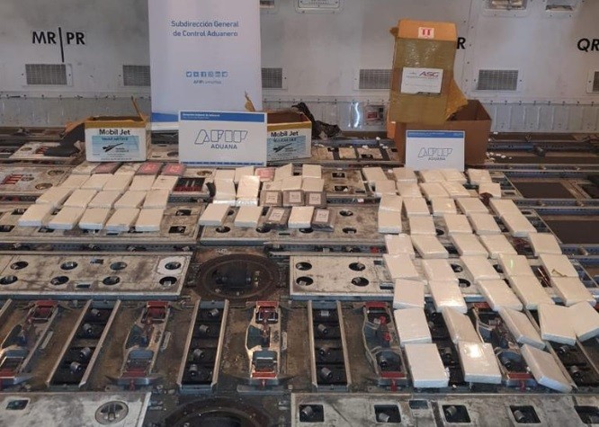 Ya son ocho los detenidos tras el hallazgo de 83 kilos de cocaína en un avión en Ezeiza | Actualidad