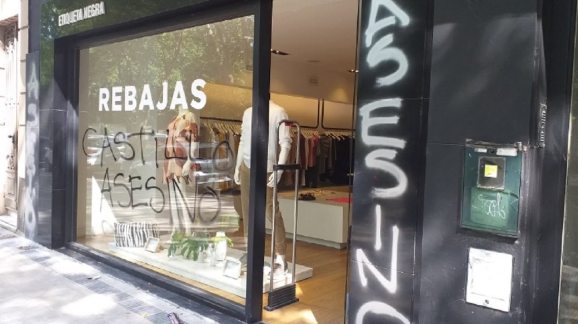 Repercusiones por el chancho de Punta del Este: escracharon un local de Etiqueta Negra | Actualidad