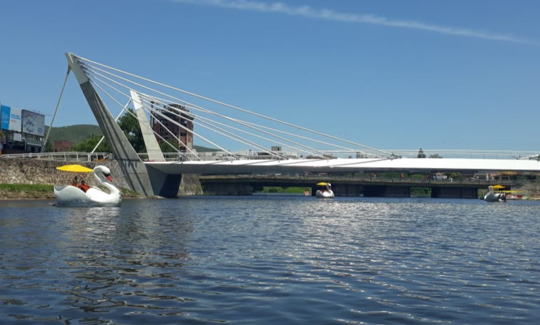 ¿Qué hacer en Carlos Paz? Un paseo en hidropedal es una opción al aire libre y para toda la familia | Córdoba