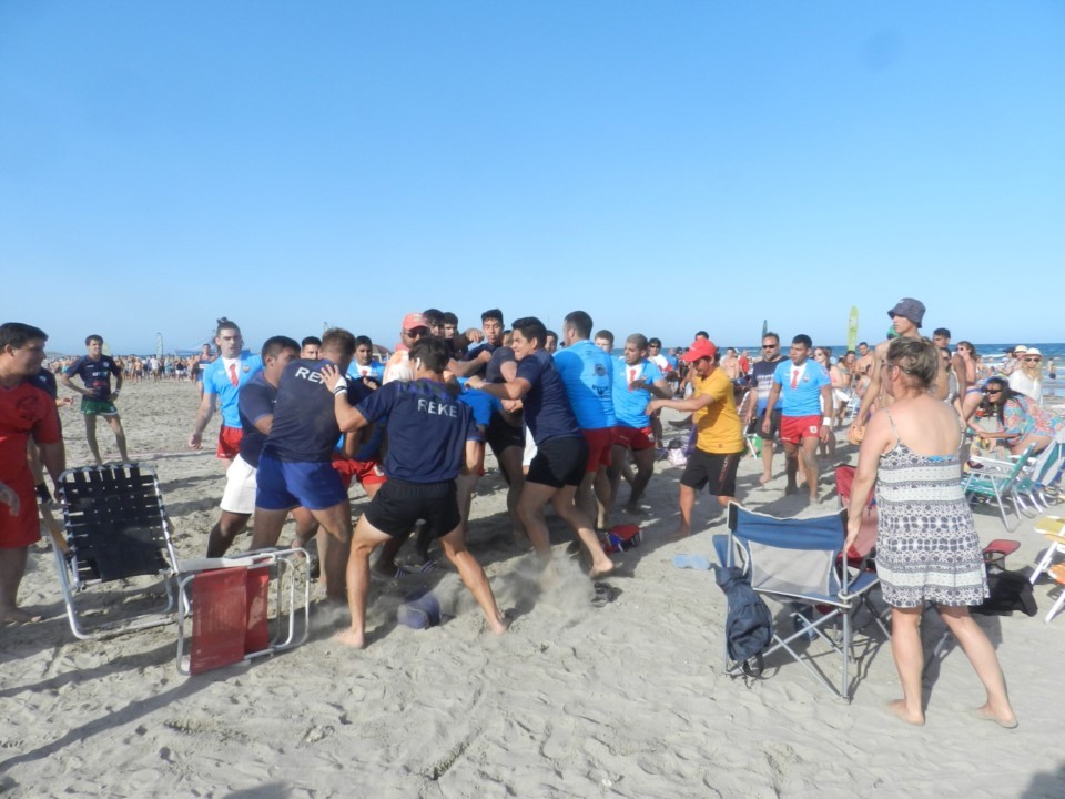 Rugby violento: dos equipos a las piñas en un seven en la playa | Actualidad