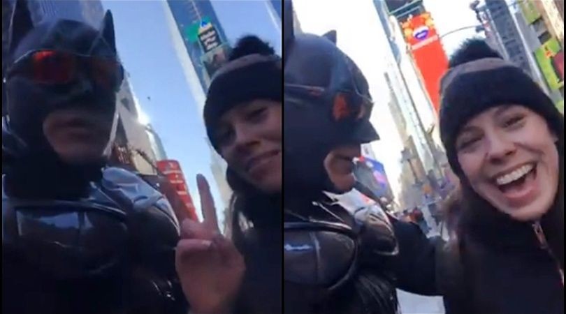 Video viral: el cruce entre el Batman de Time Square y una "turista peronista" en Nueva York | Redes