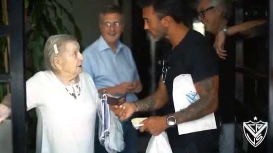 Video: La socia número 5 de Vélez cumplió 100 años y recibió una sorpresa de Cubero | Deportes