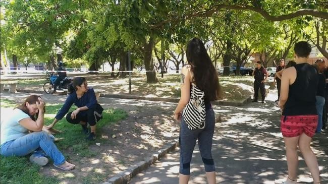 Dos mujeres sufrieron una descarga eléctrica en una plaza porteña: murió el perro de una de ellas | Actualidad