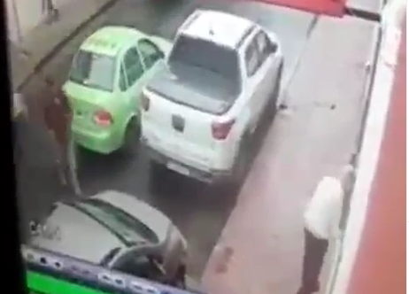 INDIGNANTE VIDEO: así le roba un remisero al jubilado cordobés | Córdoba