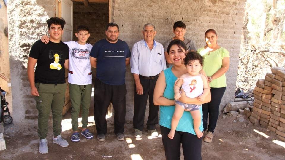 Abandonó su casa con su beba por violencia y vecinos le construyeron una | Actualidad