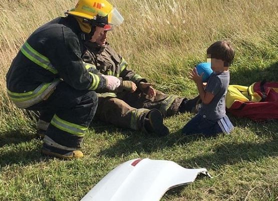 El tierno gesto de los bomberos que jugaron con un niño para distraerlo en un accidente | Actualidad