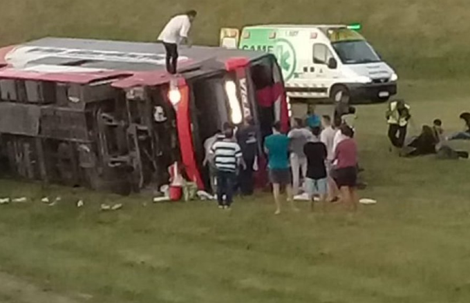 Volcó un micro en la Ruta 2: hay dos muertos y 14 heridos | Actualidad