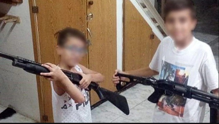 Un funcionario penitenciario publicó fotos de sus hijos menores con ametralladoras | Actualidad