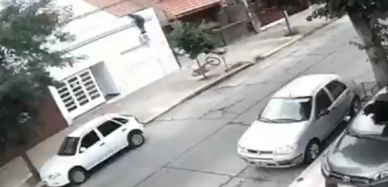 VIDEO:  un delincuente se trepó a una vivienda para robar una bicicleta | Actualidad