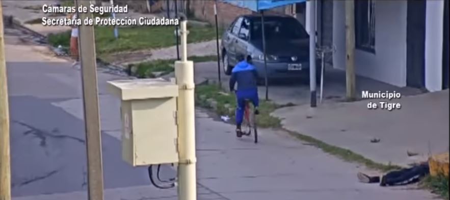 Video: se desmayó y una pareja le robó la bicicleta | Actualidad