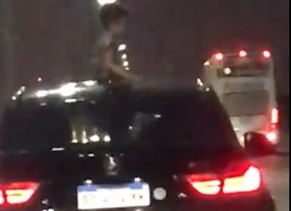 Sin cinturón y parado: el nene que desafía la seguridad vial en la Autopista Buenos Aires-La Plata | Actualidad