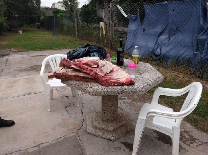 Villa María: le robaron 2 costillares al carnicero y los detuvieron cuando estaban haciendo el fuego | Córdoba