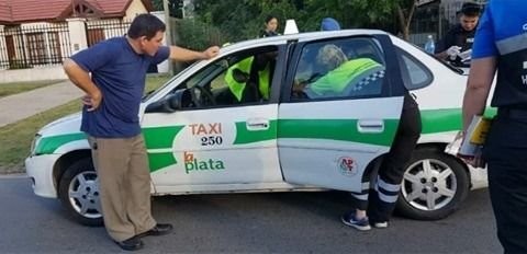 Una mujer dio a luz en un taxi con la ayuda de agentes de tránsito en La Plata | Actualidad