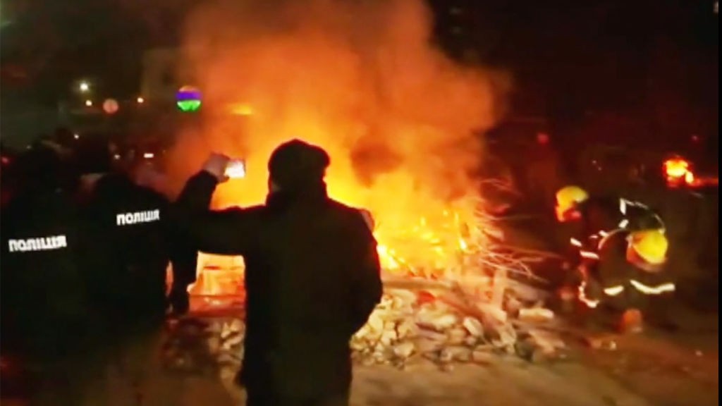 Ucrania: apedrearon a los evacuados por coronavirus que llegaron desde China | Internacionales