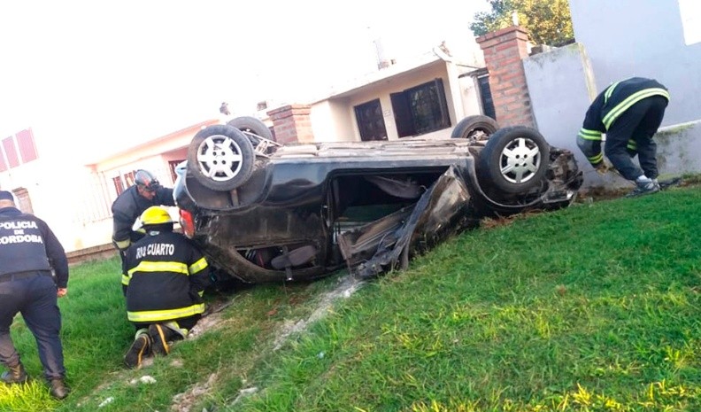 Con 16 años, manejaba un auto y terminó dado vuelta a metros de una casa | Córdoba